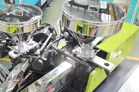 如何選擇混雙色注塑機(jī)？看完后漲知識！